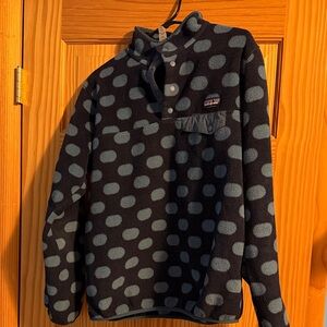 Patagonia, synchilla fleece, medium, 1/4 snap, navy blue with light blue dots